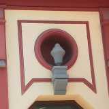 Quest�ultima forma � richiamata dagli architravi che sormontano gli stipiti dei portoni con finestre ovali a nicchietta e motivi ornamentali